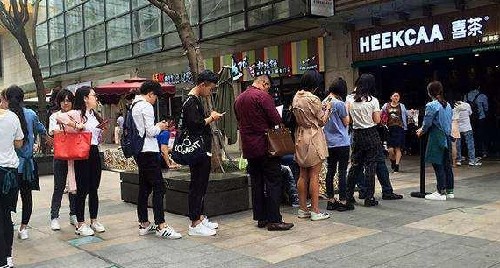 諸多網(wǎng)紅餅店雇人排隊 線下也用互聯(lián)網(wǎng)思維刷單